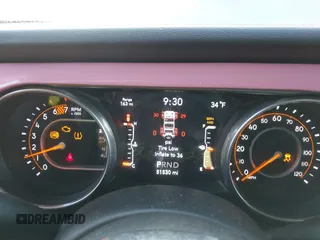 2018 Jeep Wrangler Unlimited Sahara z VIN 1C4HJXEN4JW173435, wystawiony jako IAAI lot #41453040 z przebiegiem 51 530 mil mil oraz . Historia ofert i sprzedaży dostępna na DreamBid. Obrazek 7.