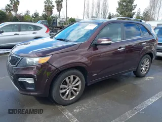 2012 Kia Sorento SX z VIN 5XYKWDA25CG283654, wystawiony jako IAAI lot #41803333 z przebiegiem 271 807 mil mil oraz . Historia ofert i sprzedaży dostępna na DreamBid. Obrazek 2.