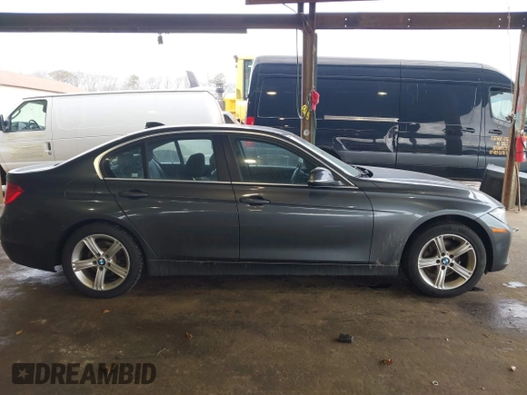 2015 BMW 3 Series 328i xDrive z VIN WBA3B3G58FNR85943, wystawiony jako IAAI lot #41721614 z przebiegiem 95 997 mil mil oraz . Historia ofert i sprzedaży dostępna na DreamBid. Obrazek 13.