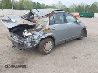 2008 Nissan Versa S z VIN 3N1BC11E78L431839, wystawiony jako IAAI lot #41956377 z przebiegiem 121 071 mil mil oraz . Historia ofert i sprzedaży dostępna na DreamBid. Obrazek 4.