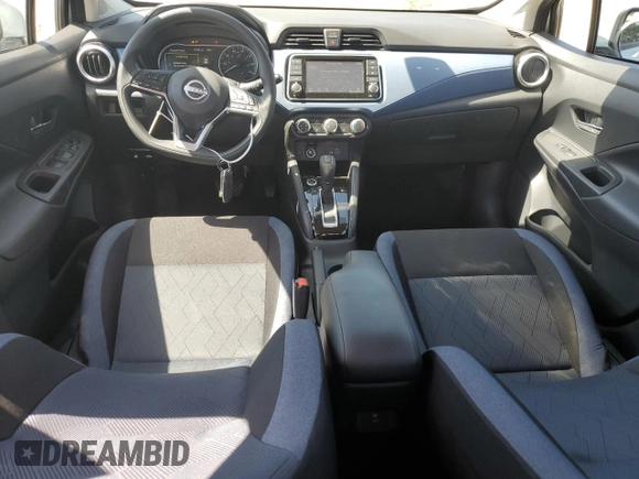 2025 Nissan Versa SV z VIN 3N1CN8EV1SL838578, wystawiony jako Copart lot #58843025 z przebiegiem 5 351 mil mil oraz Czysty tytuł • Clean title. Historia ofert i sprzedaży dostępna na DreamBid. Obrazek 8.