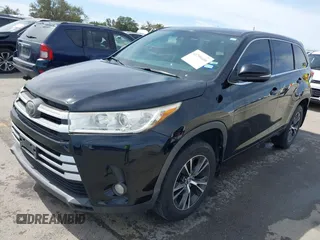 2018 Toyota Highlander LE z VIN 5TDZZRFH2JS276211, wystawiony jako IAAI lot #41799446 z przebiegiem 121 635 mil mil oraz . Historia ofert i sprzedaży dostępna na DreamBid. Obrazek 17.