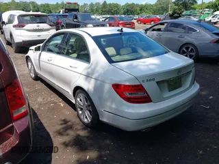 2013 Mercedes-Benz C 300 Sport z VIN WDDGF8ABXDA842362, wystawiony jako IAAI lot #42686987 z przebiegiem 84 145 mil mil oraz . Historia ofert i sprzedaży dostępna na DreamBid. Obrazek 3.