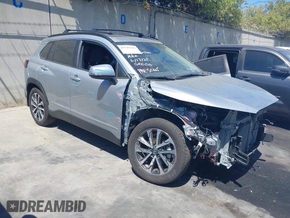 2024 Toyota Corolla Cross XLE z VIN 7MUDAAAG3RV091250, wystawiony jako IAAI lot #42749438 z przebiegiem 13 481 mil mil oraz . Historia ofert i sprzedaży dostępna na DreamBid. Obrazek 1.