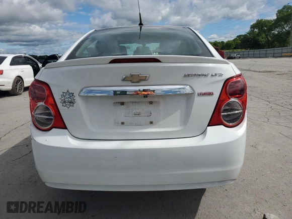 2014 Chevrolet Sonic LTZ z VIN 1G1JE5SB3E4191729, wystawiony jako Copart lot #59054185 z przebiegiem 138 868 mil mil oraz Czysty tytuł • Clean title. Historia ofert i sprzedaży dostępna na DreamBid. Obrazek 6.