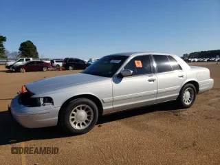 2000 Ford Crown Victoria LX z VIN 2FAFP74W3YX122030, wystawiony jako Copart lot #48351825 z przebiegiem Nie podano mil oraz Szkoda całkowita • Salvage title. Historia ofert i sprzedaży dostępna na DreamBid. Obrazek 1.