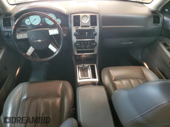 2005 Chrysler 300 C z VIN 2C3JA63H95H577428, wystawiony jako Copart lot #50975795 z przebiegiem 130 630 mil mil oraz Szkoda całkowita • Salvage title. Historia ofert i sprzedaży dostępna na DreamBid. Obrazek 8.