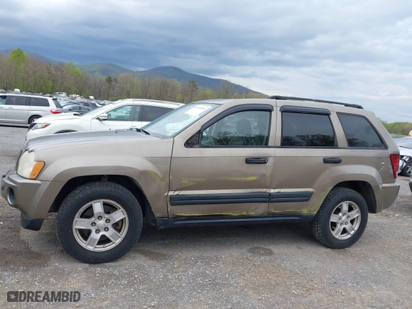 2005 Jeep Grand Cherokee Laredo with VIN 1J4GR48K35C510327, listed as a IAAI auction lot 42026081 with 260,377 mi miles. Bid and sale history available at carsss.com. Image 6.