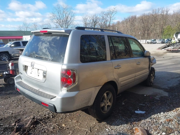 2006 Honda Pilot EX-L with RES with VIN 5FNYF28696B013992, listed as a IAAI auction lot 41853969 with 258,069 mi miles. Bid and sale history available at carsss.com. Image 4.