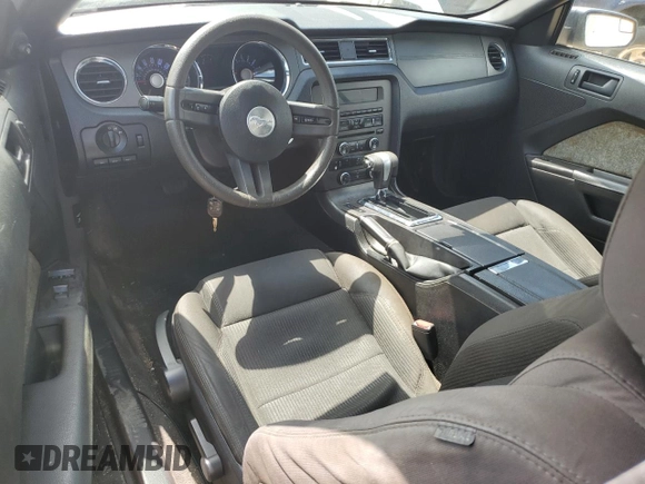 2012 Ford Mustang V6 z VIN 1ZVBP8EM8C5207416, wystawiony jako Copart lot #57823615 z przebiegiem 162 286 mil mil oraz Szkoda całkowita • Salvage title. Historia ofert i sprzedaży dostępna na DreamBid. Obrazek 8.