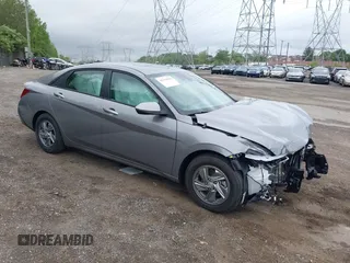 2025 Hyundai Elantra SE z VIN KMHLL4DG2SU938379, wystawiony jako IAAI lot #42179956 z przebiegiem 1 176 mil mil oraz . Historia ofert i sprzedaży dostępna na DreamBid. Obrazek 1.