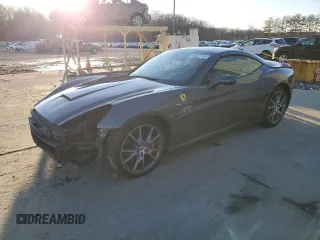 2010 Ferrari California z VIN ZFF65LJA8A0168430, wystawiony jako Copart lot #45522895 z przebiegiem 25 999 mil mil oraz Szkody całkowita. Historia ofert i sprzedaży dostępna na DreamBid. Obrazek 1.