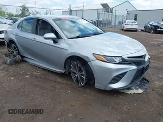 2018 Toyota Camry LE z VIN 4T1B11HK0JU559930, wystawiony jako IAAI lot #42204829 z przebiegiem 104 245 mil mil oraz . Historia ofert i sprzedaży dostępna na DreamBid. Obrazek 1.