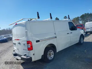 2020 Nissan NV Cargo SV z VIN 1N6BF0KM5LN809313, wystawiony jako IAAI lot #41863076 z przebiegiem 127 505 mil mil oraz . Historia ofert i sprzedaży dostępna na DreamBid. Obrazek 4.