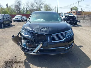 2017 Lincoln MKX Premiere z VIN 2LMPJ8JR9HBL21889, wystawiony jako IAAI lot #42142609 z przebiegiem 66 069 mil mil oraz . Historia ofert i sprzedaży dostępna na DreamBid. Obrazek 12.