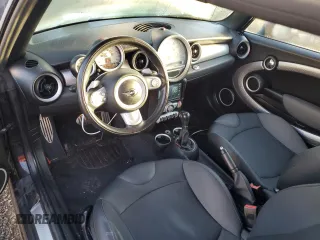 2010 MINI Convertible S с VIN WMWMS3C55ATY09477, выставлен на аукционе Copart как лот 78481974 с пробегом 102 954 миль миль и Списание • Salvage title. История ставок и продаж доступна на DreamBid. Изображение 8.