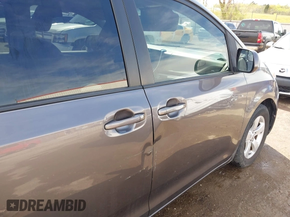 2015 Toyota Sienna LE AAS with VIN 5TDKK3DC5FS575077, listed as a IAAI auction lot 41941483 with 134,265 mi miles. Bid and sale history available at carsss.com. Image 6.