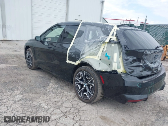 2024 BMW iX xDrive50 z VIN WB523CF03RCN81221, wystawiony jako IAAI lot #42029754 z przebiegiem Nie podano mil oraz . Historia ofert i sprzedaży dostępna na DreamBid. Obrazek 3.