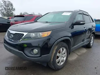 2013 Kia Sorento LX z VIN 5XYKT3A68DG388695, wystawiony jako IAAI lot #41809229 z przebiegiem 157 966 mil mil oraz . Historia ofert i sprzedaży dostępna na DreamBid. Obrazek 17.