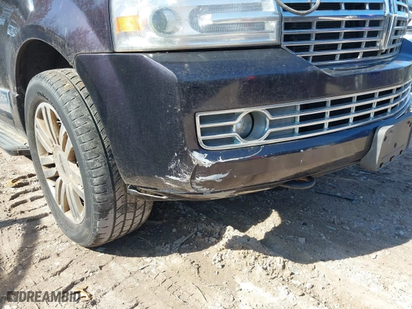 2007 Lincoln Navigator with VIN 5LMFU28577LJ18297, listed as a IAAI auction lot 41683240 with 209,175 mi miles. Bid and sale history available at carsss.com. Image 6.