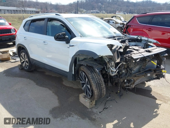 2024 Volkswagen Taos SE z VIN 3VVSX7B25RM071752, wystawiony jako IAAI lot #41775176 z przebiegiem 11 262 mil mil oraz . Historia ofert i sprzedaży dostępna na DreamBid. Obrazek 1.
