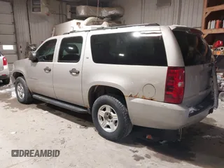 2007 Chevrolet Suburban LT with VIN 3GNFK16397G105953, listed as a IAAI auction lot 41621773 with 249,570 mi miles. Bid and sale history available at carsss.com. Image 3.