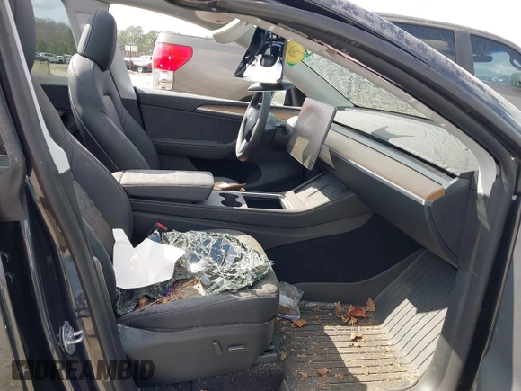 2025 Tesla Model Y Long Range with VIN 7SAYGDED3SA352138, listed as a IAAI auction lot 41760798 with 1,209 mi miles and . Bid and sale history available at DreamBid. Image 5.