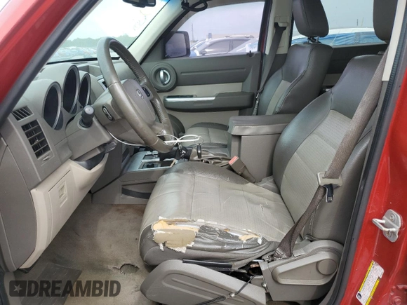 2007 Dodge Nitro SLT z VIN 1D8GU58KX7W569839, wystawiony jako Copart lot #53720705 z przebiegiem 175 746 mil mil oraz Czysty tytuł • Clean title. Historia ofert i sprzedaży dostępna na DreamBid. Obrazek 7.
