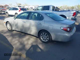 2002 Lexus ES 300 with VIN JTHBF30G720075205, listed as a IAAI auction lot 41991314 with 192,755 mi miles. Bid and sale history available at carsss.com. Image 3.