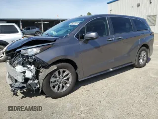 2022 Toyota Sienna XLE with VIN 5TDYRKEC3NS125652, listed as a Copart auction lot 49455045 with 67,628 mi miles and Salvage Title. Bid and sale history available at carsss.com. Image 1.