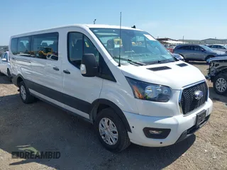 2024 Ford Transit Passenger XL z VIN 1FBAX2Y86RKA08969, wystawiony jako IAAI lot #42265593 z przebiegiem 27 690 mil mil oraz . Historia ofert i sprzedaży dostępna na DreamBid. Obrazek 1.