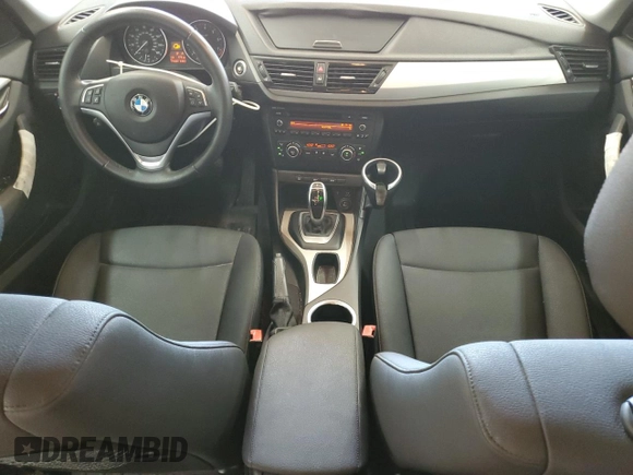 2014 BMW X1 sDrive28i z VIN WBAVM1C52EVW55517, wystawiony jako Copart lot #54991015 z przebiegiem 114 552 mil mil oraz Czysty tytuł • Clean title. Historia ofert i sprzedaży dostępna na DreamBid. Obrazek 8.