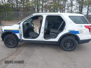 2014 Ford Police Interceptor Utility z VIN 1FM5K8AR1EGC50062, wystawiony jako IAAI lot #42081594 z przebiegiem 97 045 mil mil oraz . Historia ofert i sprzedaży dostępna na DreamBid. Obrazek 13.