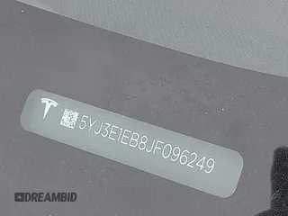 2018 Tesla Model 3 Long Range Battery z VIN 5YJ3E1EB8JF096249, wystawiony jako IAAI lot #42150031 z przebiegiem 70 981 mil mil oraz . Historia ofert i sprzedaży dostępna na DreamBid. Obrazek 19.