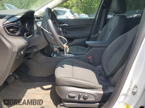 2023 Buick Encore GX Preferred z VIN KL4MMCSL5PB067961, wystawiony jako Copart lot #60265945 z przebiegiem 17 434 mil mil oraz Szkoda całkowita • Salvage title. Historia ofert i sprzedaży dostępna na DreamBid. Obrazek 7.