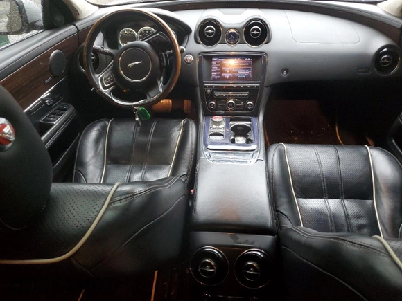 2013 Jaguar XJ Portfolio z VIN SAJWJ2GD6D8V44717, wystawiony jako Copart lot #52340635 z przebiegiem 120 560 mil mil oraz Szkody całkowita. Historia ofert i sprzedaży dostępna na DreamBid. Obrazek 8.