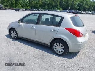 2010 Nissan Versa S z VIN 3N1BC1CP4AL427705, wystawiony jako IAAI lot #42469286 z przebiegiem 162 857 mil mil oraz . Historia ofert i sprzedaży dostępna na DreamBid. Obrazek 3.