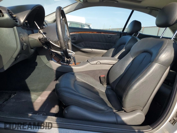 2005 Mercedes-Benz CLK 320 z VIN WDBTJ65J95F147662, wystawiony jako Copart lot #65940304 z przebiegiem 1 523 mil mil oraz Szkoda całkowita • Salvage title. Historia ofert i sprzedaży dostępna na DreamBid. Obrazek 7.