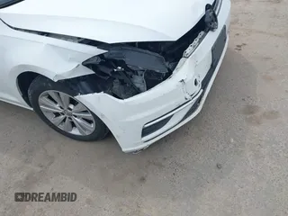 2020 Volkswagen Golf TSI z VIN 3VWG57AU0LM004011, wystawiony jako IAAI lot #41913180 z przebiegiem 111 157 mil mil oraz . Historia ofert i sprzedaży dostępna na DreamBid. Obrazek 6.