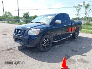 2008 Nissan Titan XE z VIN 1N6BA06A58N358342, wystawiony jako IAAI lot #42307058 z przebiegiem 223 175 mil mil oraz . Historia ofert i sprzedaży dostępna na DreamBid. Obrazek 2.