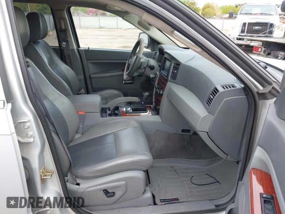2005 Jeep Grand Cherokee Limited with VIN 1J4HR58255C671885, listed as a IAAI auction lot 42136640 with 215,751 mi miles. Bid and sale history available at carsss.com. Image 5.