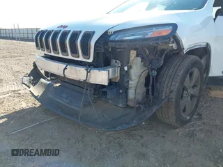 2016 Jeep Cherokee Latitude z VIN 1C4PJMCS0GW277030, wystawiony jako IAAI lot #40807423 z przebiegiem 189 503 mil mil oraz . Historia ofert i sprzedaży dostępna na DreamBid. Obrazek 6.