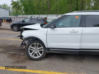 2017 Ford Explorer XLT z VIN 1FM5K8D8XHGC84301, wystawiony jako IAAI lot #42270431 z przebiegiem Nie podano mil oraz . Historia ofert i sprzedaży dostępna na DreamBid. Obrazek 6.
