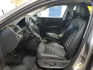 2014 Volkswagen Passat SEL Premium z VIN 1VWCN7A37EC048162, wystawiony jako Copart lot #55351735 z przebiegiem 110 549 mil mil oraz Czysty tytuł • Clean title. Historia ofert i sprzedaży dostępna na DreamBid. Obrazek 7.