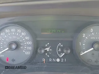 2006 Mercury Grand Marquis GS z VIN 2MEFM74VX6X638763, wystawiony jako IAAI lot #41735612 z przebiegiem 123 914 mil mil oraz . Historia ofert i sprzedaży dostępna na DreamBid. Obrazek 7.