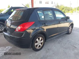 2009 Nissan Versa S z VIN 3N1BC13E19L476855, wystawiony jako IAAI lot #42319486 z przebiegiem 98 425 mil mil oraz . Historia ofert i sprzedaży dostępna na DreamBid. Obrazek 4.