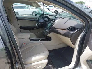2019 Lincoln MKC Reserve z VIN 5LMCJ3C99KUL03532, wystawiony jako IAAI lot #42595874 z przebiegiem 80 875 mil mil oraz . Historia ofert i sprzedaży dostępna na DreamBid. Obrazek 5.