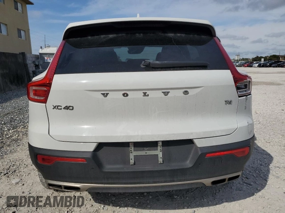 2019 Volvo XC40 Momentum z VIN YV4AC2HK8K2072999, wystawiony jako Copart lot #45344975 z przebiegiem 108 305 mil mil oraz Nie do naprawy • Non repairable. Historia ofert i sprzedaży dostępna na DreamBid. Obrazek 6.
