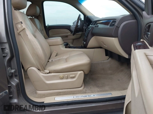 2012 GMC Yukon XL Denali with VIN 1GKS2MEF8CR184664, listed as a IAAI auction lot 41901537 with 208,500 mi miles. Bid and sale history available at carsss.com. Image 5.