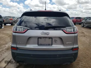 2019 Jeep Cherokee Latitude Plus z VIN 1C4PJMLX5KD331230, wystawiony jako Copart lot #56029515 z przebiegiem 84 912 mil mil oraz Szkoda całkowita • Salvage title. Historia ofert i sprzedaży dostępna na DreamBid. Obrazek 6.